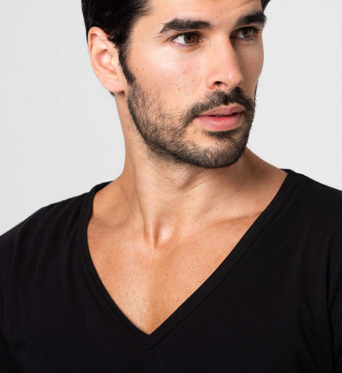 Camiseta Antisudor Cuello V Grande Negro - Image 3