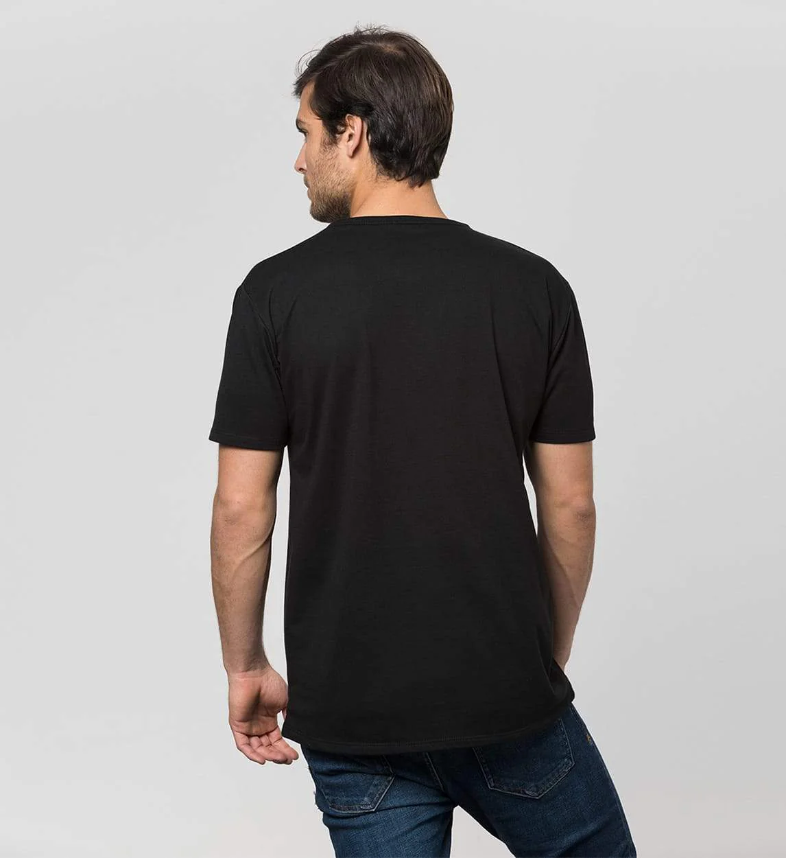Camiseta Antisudor Cuello V Negra - Image 3