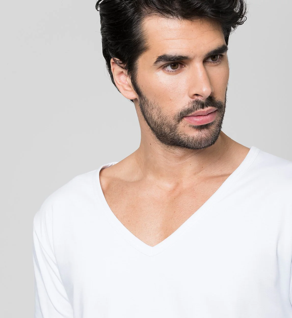 Camiseta Antisudor MaxDry Cuello V Grande Blanco Protección Axilar Extra - Image 4